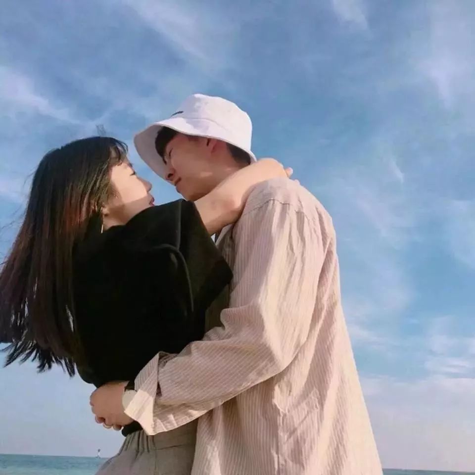 自然美景中的浪漫情侶頭像之旅，最新帥氣情侶頭像精選
