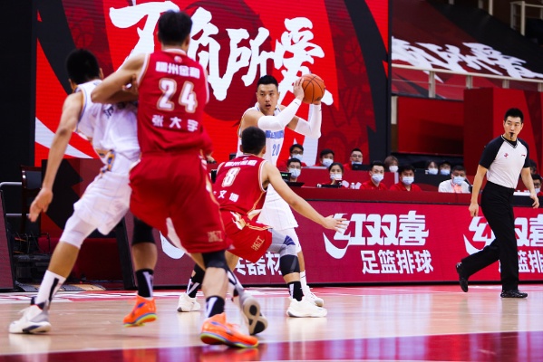 CBA籃球熱血戰(zhàn)場對決激烈，激情四溢！