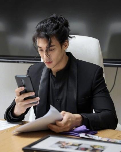 張演員男的舞臺(tái)與熒屏之旅，學(xué)習(xí)成長(zhǎng)與自信光芒的展現(xiàn)