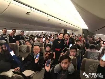 藍(lán)航空姐王靜新篇章，翱翔天際的溫暖使者，展現(xiàn)職業(yè)風(fēng)采與愛(ài)心傳遞
