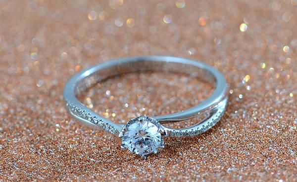 小巷深處的珠寶秘境之旅，探尋結(jié)婚鉆戒的價格