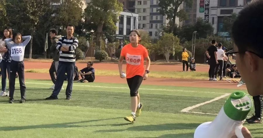 小蝸牛的田徑夢，綠意盎然賽場上的奇遇之旅