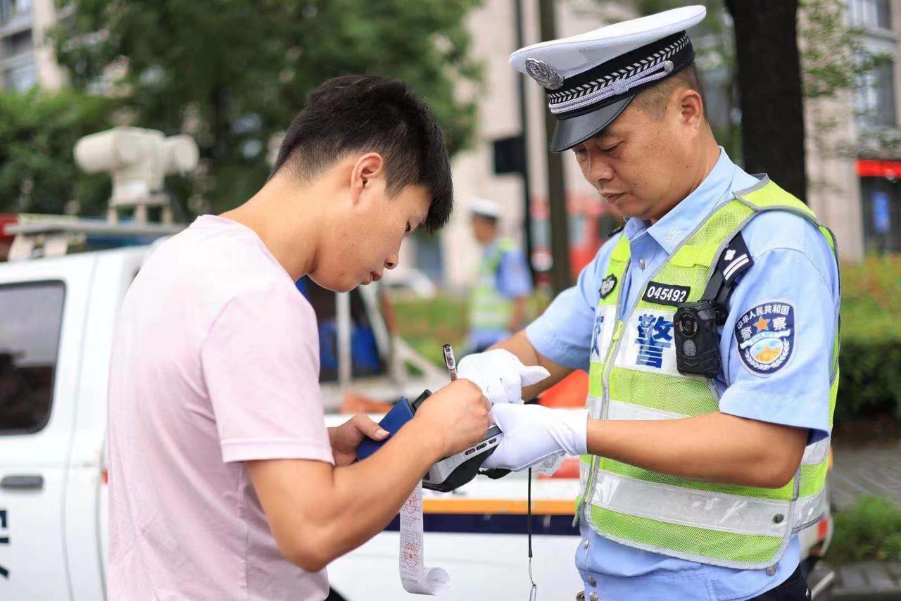 廠區(qū)標語煥新，點亮變化之光，鑄就自信未來之路