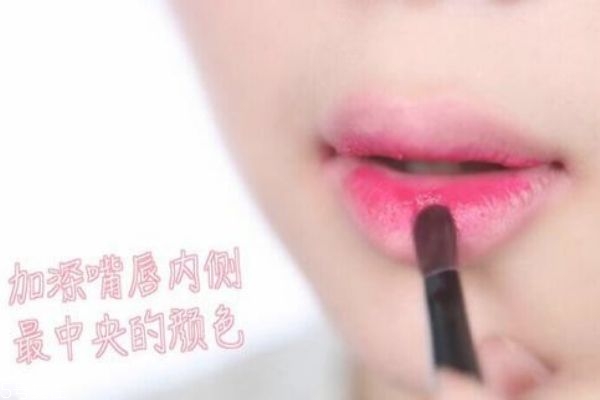 最新口紅涂法教程，輕松打造完美唇妝技巧