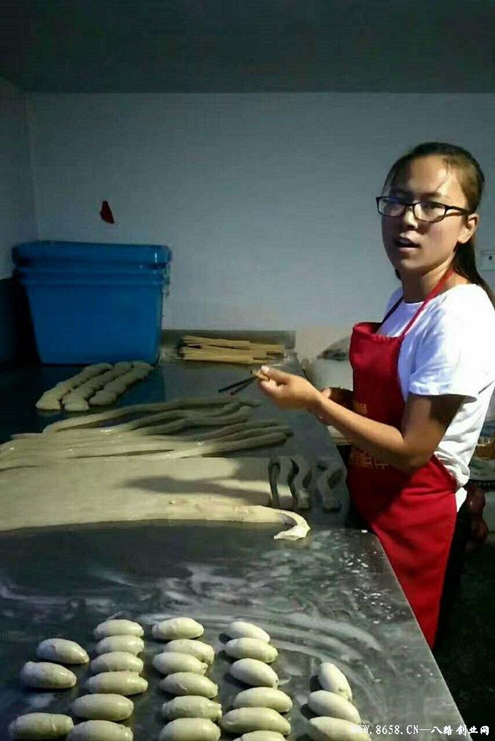 革新烘焙工藝，引領(lǐng)行業(yè)新潮流，最新烤面筋機(jī)亮相！