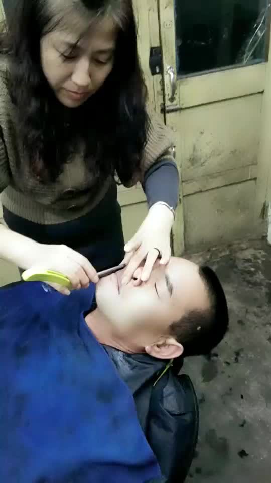 女人刮臉最新視頻，時尚美容新趨勢揭秘