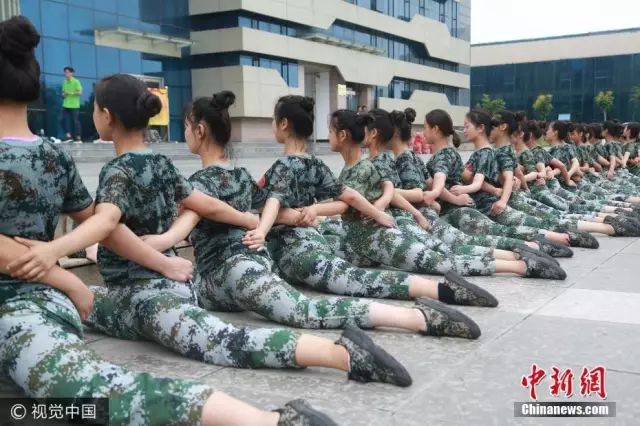 獨家揭秘，探索小巷深處的軍訓(xùn)新風(fēng)尚——2025軍訓(xùn)最新視頻亮相！